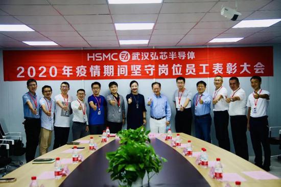 中间身穿蓝色衬衣人员为蒋尚义 图片来源：武汉弘芯官网