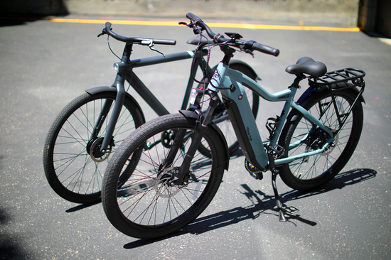 图：Ride1Up电动自行车（右）和VanMoof自行车（左）