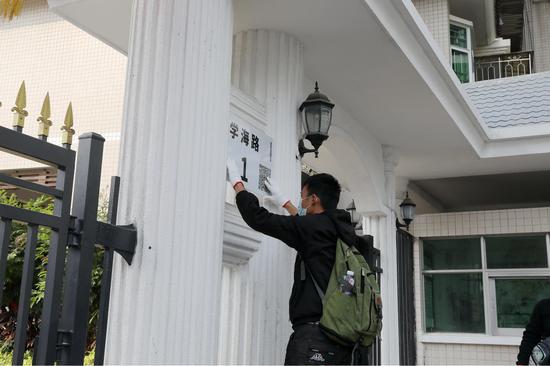 深圳首个二维码门建筑标牌正式挂墙