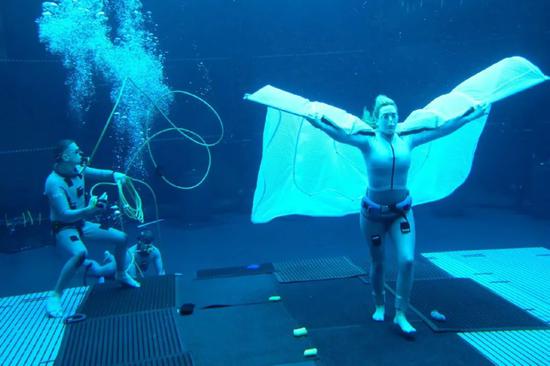 《阿凡达2》，主演凯特·温斯莱特水下拍摄