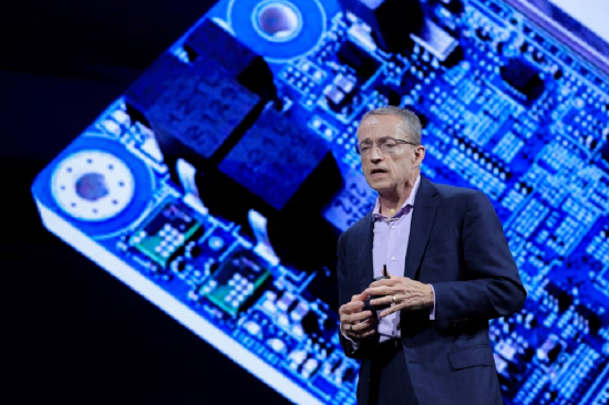 英特尔于2021年聘请帕特·基尔辛格担任首席执行官,旨在扭转公司颓势。