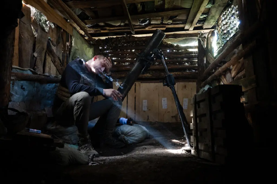 2025 年 5 月，在库皮扬斯克附近，一名乌克兰士兵操作迫击炮，隐蔽在无人机的侦察视野之外。欧盟计划向乌克兰提供总计 900 亿欧元的贷款援助。