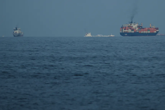 2026 年 3 月 11 日，船只在霍尔木兹海峡列队淹留。