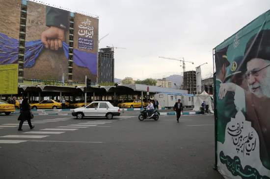 2026 年 4 月 12 日，伊朗德黑兰瓦纳克广场的大型广告牌，标语宣称 “霍尔木兹海峡将永远处于伊朗控制之下”。