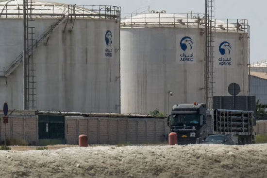 一辆卡车驶过阿布扎比国家石油天然气公司（ADNOC Gas）厂区。 阿布扎比国家石油天然气公司三分之二的销量供应本土客户。