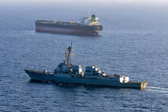 美国海军拉斐尔・佩拉尔塔号驱逐舰对悬挂伊朗国旗的原油油轮 “斯特里姆号” 实施海上封锁。 上月，一艘美国导弹驱逐舰对一艘试图驶向伊朗港口的原油油轮实施封锁。