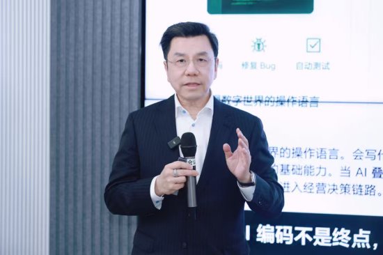 AI成硅基合伙人：订单暴增5倍，李开复推企业决策新引擎