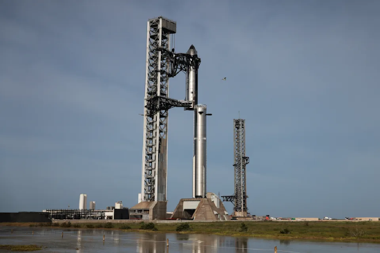 2026 年 7 月 22 日，得克萨斯州卡梅伦县 SpaceX 南得克萨斯发射基地，40 号飞船与 20 号助推器完成总装堆叠，备战第 13 次试飞。