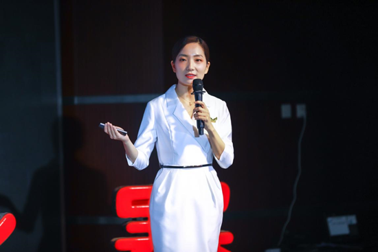 女生上台演讲穿的服装图片