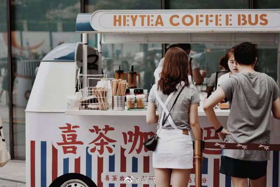 图源：喜茶微博|&nbsp;喜茶罕见使用了咖啡车的形式