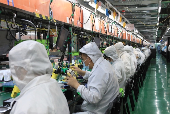 工作人员在富士康郑州园区的生产车间内工作。图片来源：中新社记者 阚力 摄/视觉中国