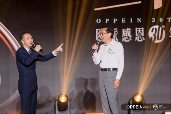 欧派家居集团董事长姚良松与全球首位欧派用户刘任平