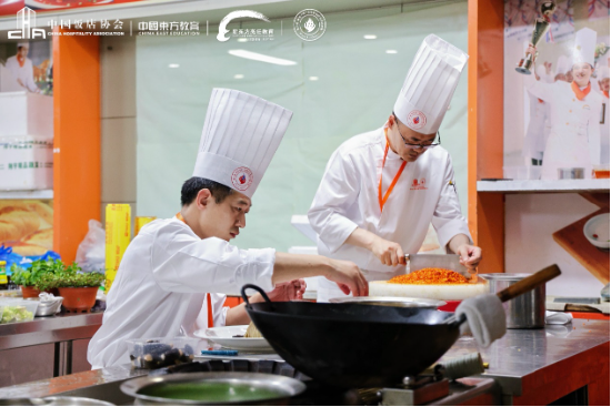餐饮业营收喜破5万亿大关 烹饪技能教育再掀热潮