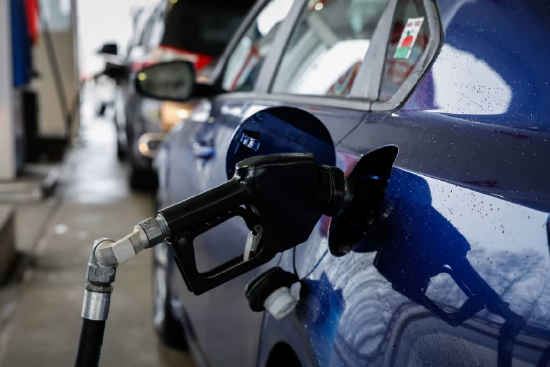 3 月 5 日，新泽西州恩格尔伍德克利夫斯的一家加油站，油泵连接着一辆汽车。