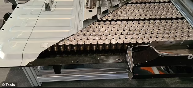 特斯拉还展示了一辆镂空的Model Y，可以看到由4680块电池组成的新型结构电池组