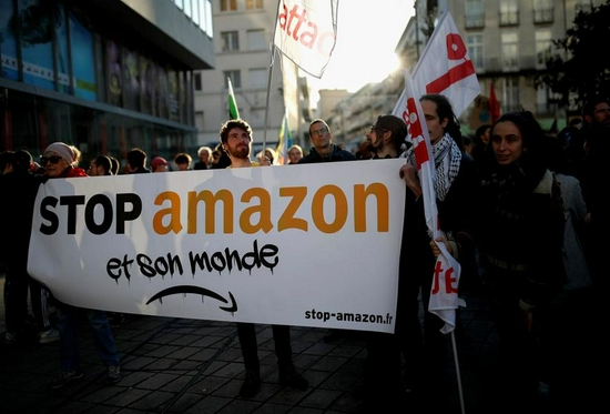 全球范围内对亚马逊的抗议一直持续不断。图为2019年法国民众在“黑色星期五”促销季抗议亚马逊