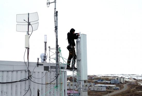 Ice Wireless的技术人员在加拿大北极地区城市伊卡卢伊特（Iqaluit）安装无线设备Ice Wireless的技术人员在加拿大北极地区城市伊卡卢伊特（Iqaluit）安装无线设备