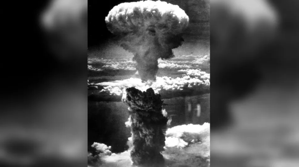 1945年8月8日，原子弹在日本长崎爆炸时形成的蘑菇云。
