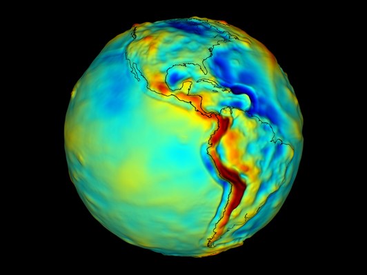人造卫星数据显示地球引力场的差异性，事实上，北极体重大于赤道体重并非“完美答案”，首先，地球不是一个标准的圆球体，其次，地球不具有均衡密度。