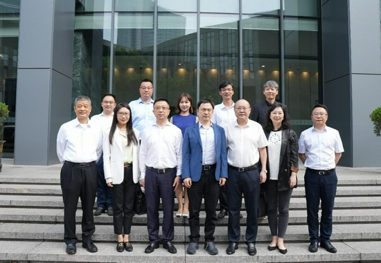 杭州市国资委主任王希（左三）、高瓴创始人张磊（左四）