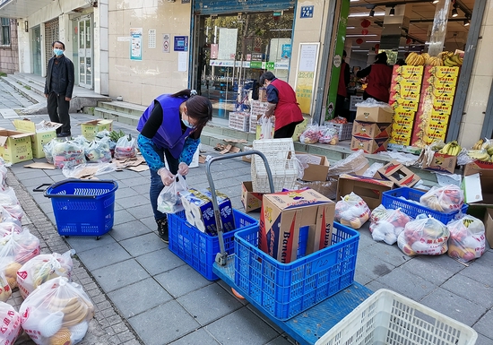 2月18日，青山区园林路，中小超市正在打包社区团购的货物。图片来源：每经记者 张明双 摄