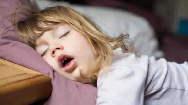 最新研究表明，对于婴儿和成年人来说，年龄不同，他们睡眠的主要原因也不一样。
