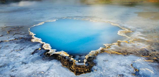 科学家认为，冰岛的布拉佛温泉是早期地球上可能形成生命的环境之一。