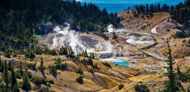 图中是美国加州拉森火山国家公园的“邦帕斯地狱（Bumpass Hell）”，地热池边缘的湿润和干燥循环被认为促进了生物分子的聚集。