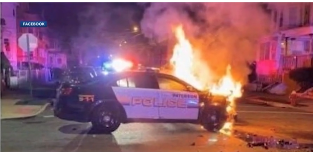 警车成为抗议现场的攻击目标