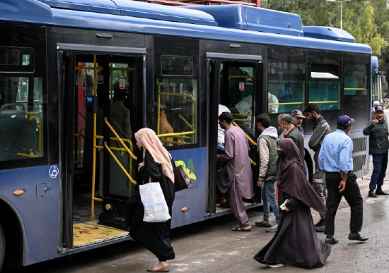 汽油价格暴涨40%后 巴基斯坦推出为期30天的免费公共交通