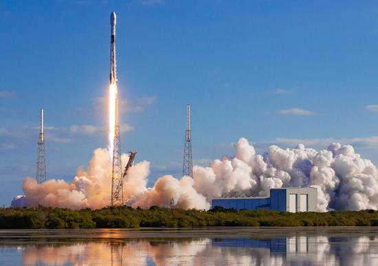 SpaceX龙飞船成功发射：重启美国，重启太空竞赛