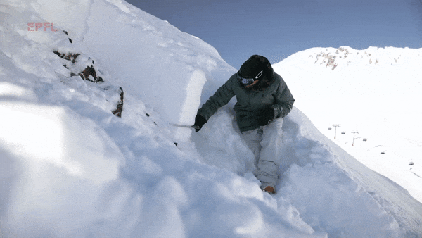 破坏脆弱层之后，雪块滑落丨EPFL