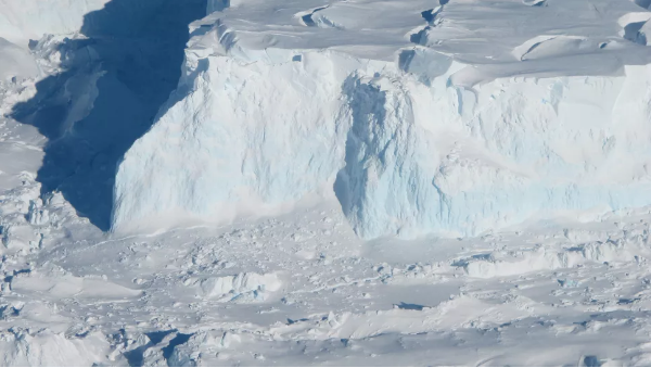 思韦茨冰川有时也被称为“末日冰川”，因为它的崩塌可能会引发南极洲冰川崩塌的连锁反应，最新研究表明，这座不断缩小冰川的末日可能会比预期的更早到来。