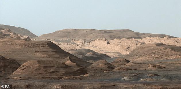 图为“机遇号”拍摄的火星表面合成图。火星任务需要宇航员们在有限空间中共同生活很长时间，拥有幽默感至关重要。