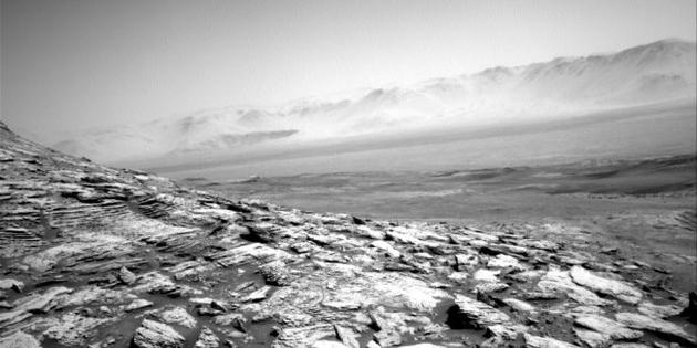 “好奇号”火星车拍摄到盖尔陨坑中心四周荒凉岩石，这里犹如一座“岩石监狱”。