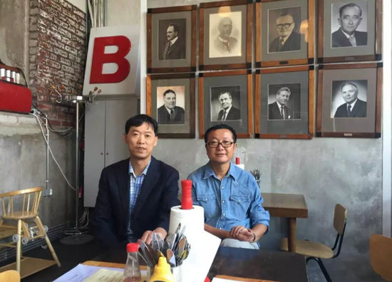 刘慈欣和《科幻世界》编辑姚海军的合影