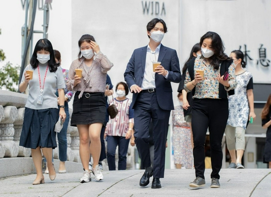 2020年9月1日，在韩国首尔，上班族利用午休时间购买饮品。（新华社发，李相浩摄）