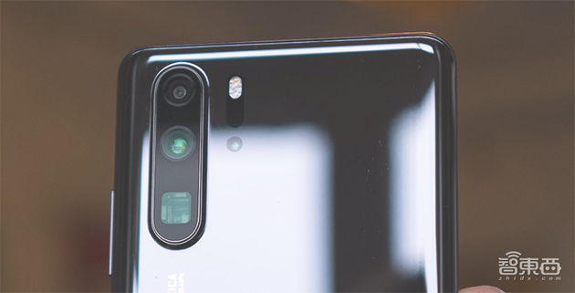 华为p30系列发布并号称是业内首个采用潜望式摄像头结构的手机产品