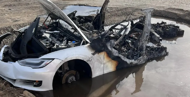 三周前曾发生事故的特斯拉 Model S 在拆车厂内起火，水淹没电池舱才完全扑灭火焰