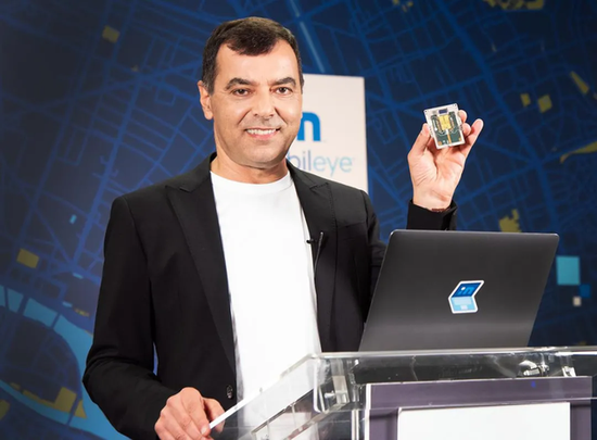 Mobileye CEO在2021年CES期间展示激光雷达芯片，图片来源：英特尔