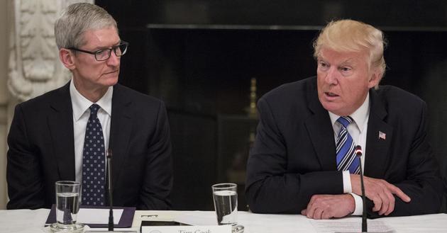 库克（左）和特朗普（右）