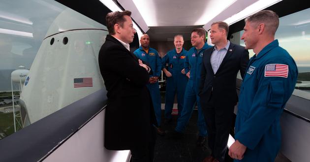 SpaceX和Blue Origin正在开发可以在月球着陆的宇宙飞船 