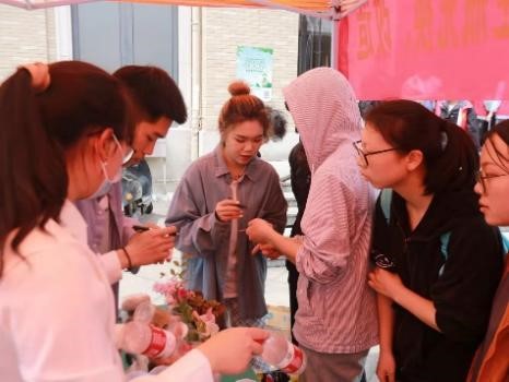 浙江海洋大学学生用大小空瓶兑换绿色植物种子现场