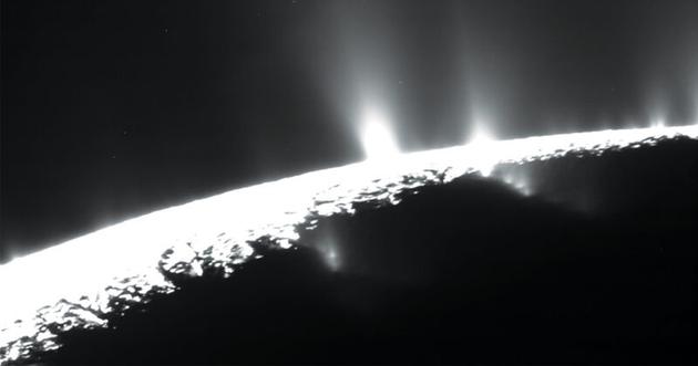 图中是美国宇航局“卡西尼号”飞船拍摄的土卫二冰冻表面喷涌的水蒸气，其中含有：碳、氮和氧的化合物。羽流中的氢是冰下海洋热液活动的证据，类似于地球上的深海喷口。