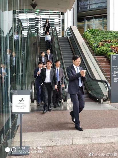 年轻人第一支股票?小米代码1810:18年上市10年创立 陈曦微博配图