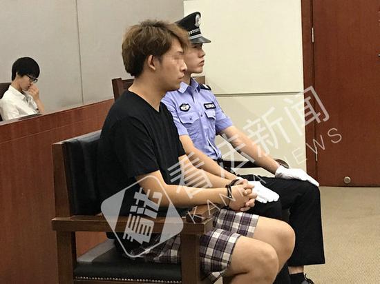 车主董某法庭受审。 摄/记者 周蔚