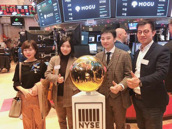 右二,蘑菇街创始人、CEO陈琪;右三,基岩资本总经理支无瑕