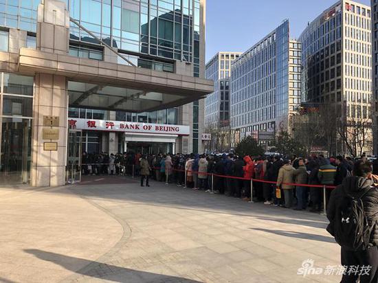 前去ofo总部退押金用户排首了长龙