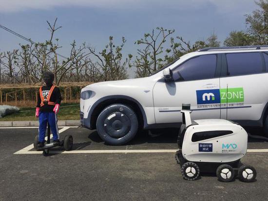 美团小袋通过自动行驶测试 将成国内首个持证上路无人车