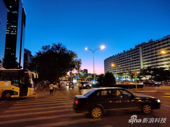 夜间拍摄样张,色彩还原不错